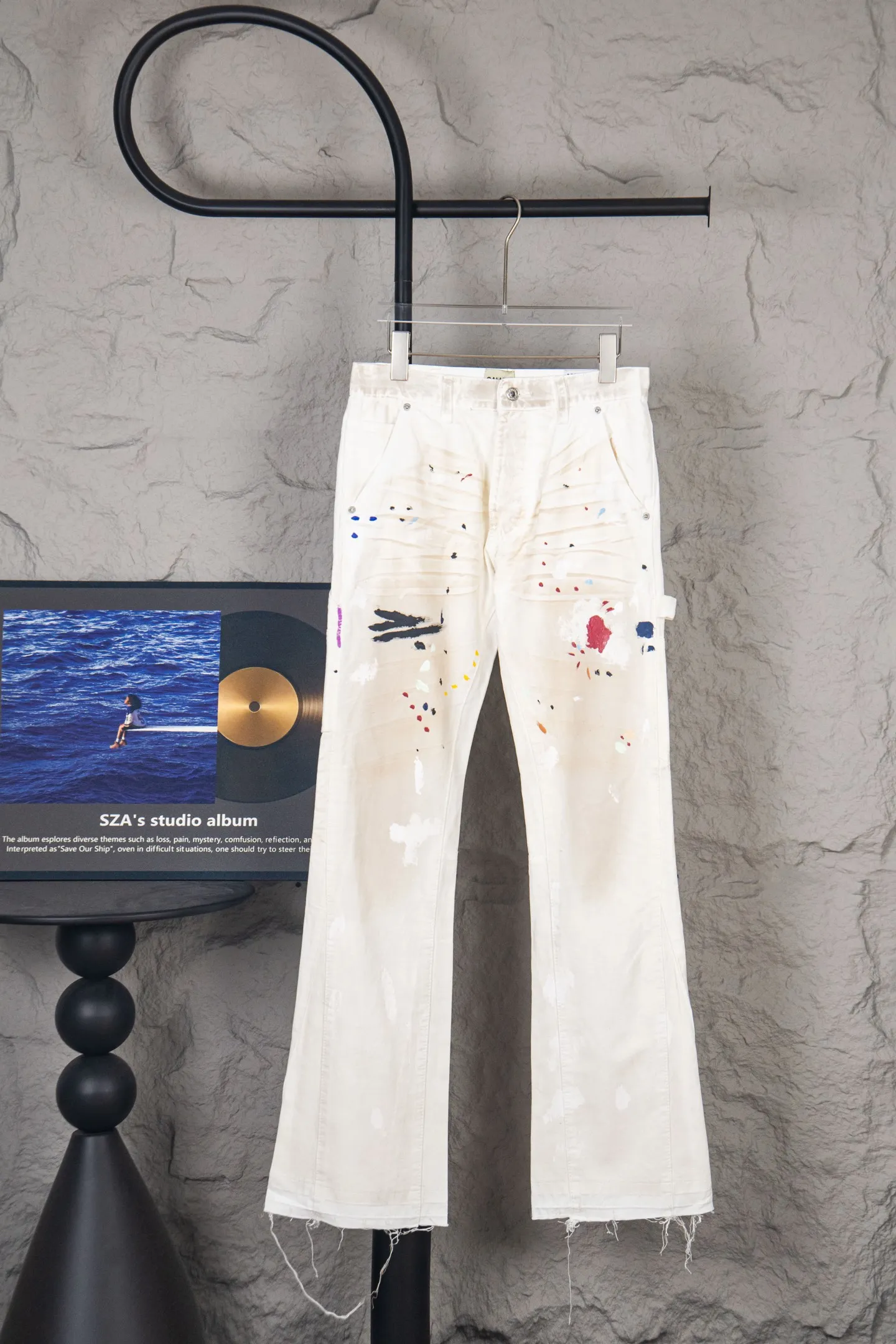 Style number: M394 P280 GALLERY DEPT. Dirty touch, splashed ink, hand-painted graffiti, washed, distressed, damaged, micro-flared casual overalls. Code number: 28 30 32 34 36